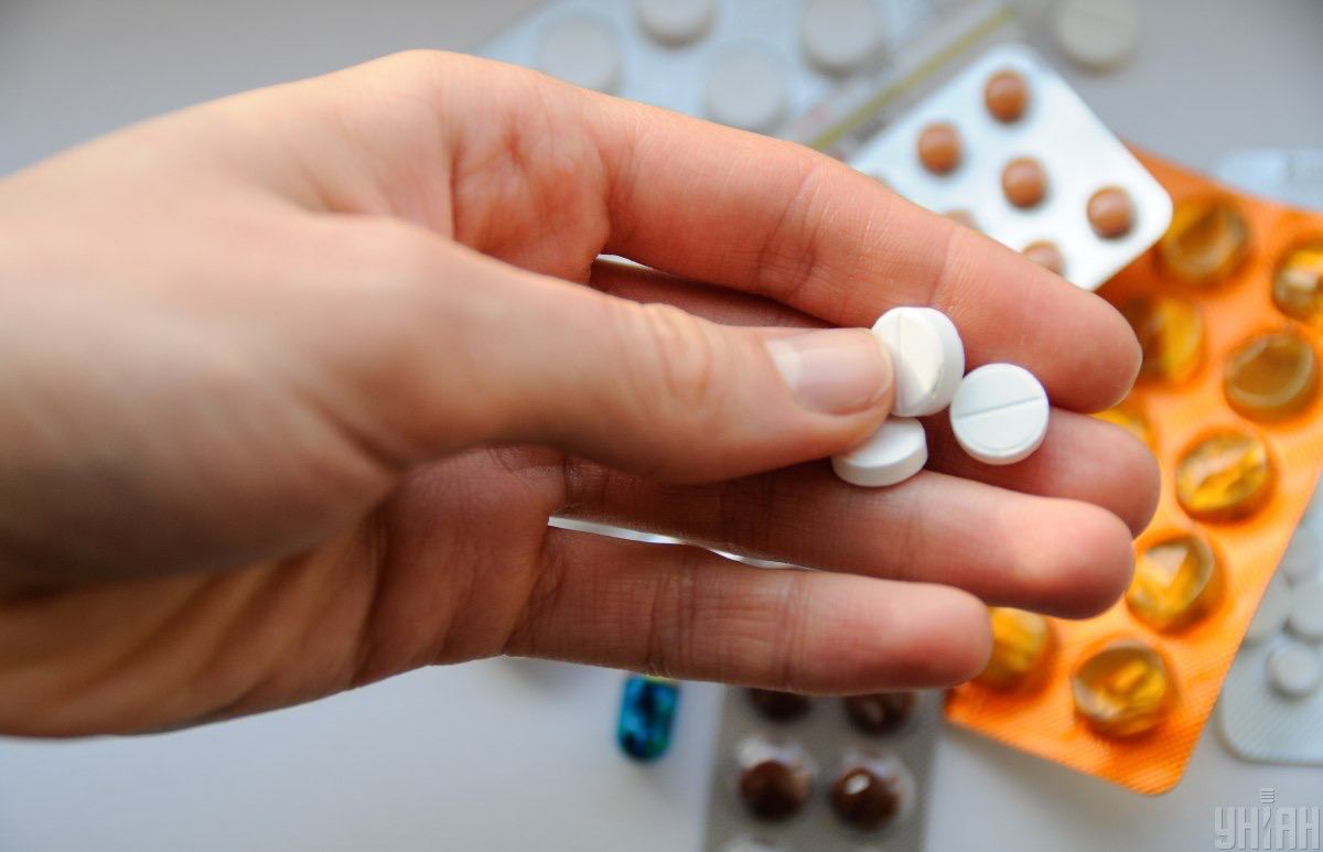 Лекарства которые не лечат. Таблетки на тарелке. Осторожно лекарства. Филиппин таблетки. Противовирусные таблетки синие капсулы.