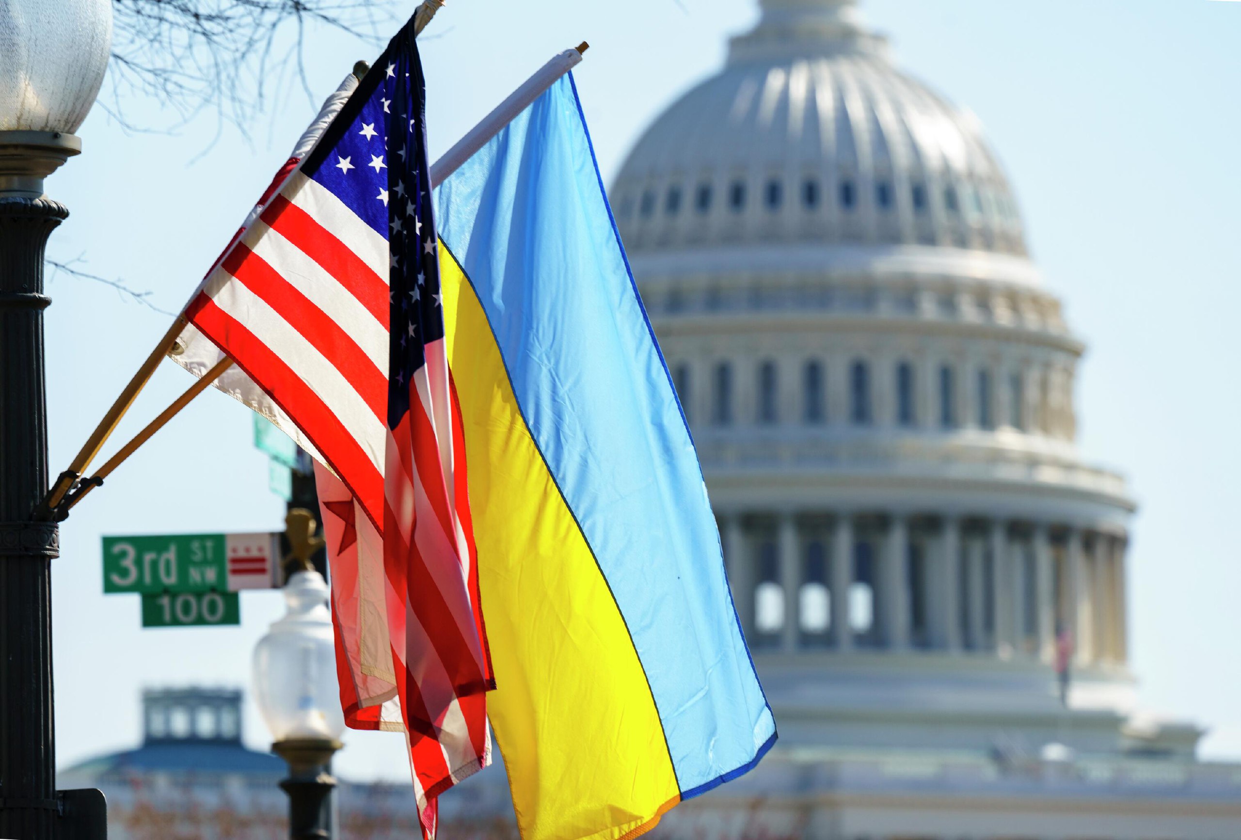 Примут ли помощь украине. Флаг Украины и США. Конгресс США Украина. Флажки ЕС И США. Американский флаг в Украине.