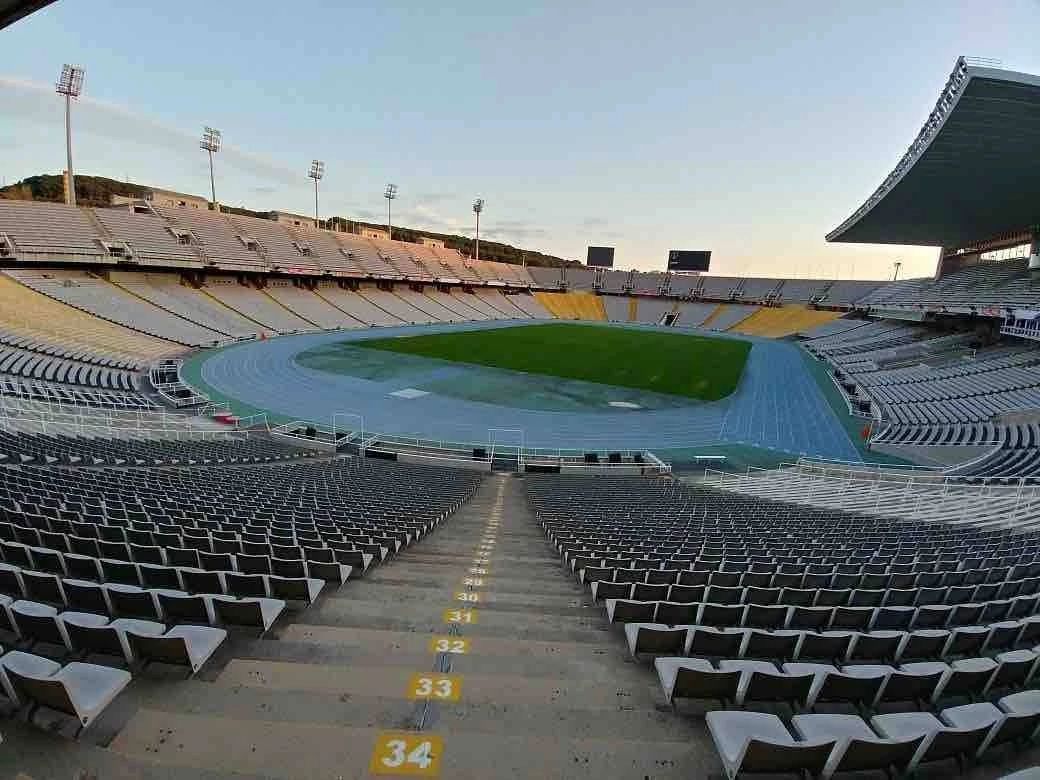 Стадион олимпийский арена. Олимпийский стадион Монжуик. Монжуик Барселона стадион. Стадион в Каталонии Олимпийский. Стадион Олимпико Барселона.