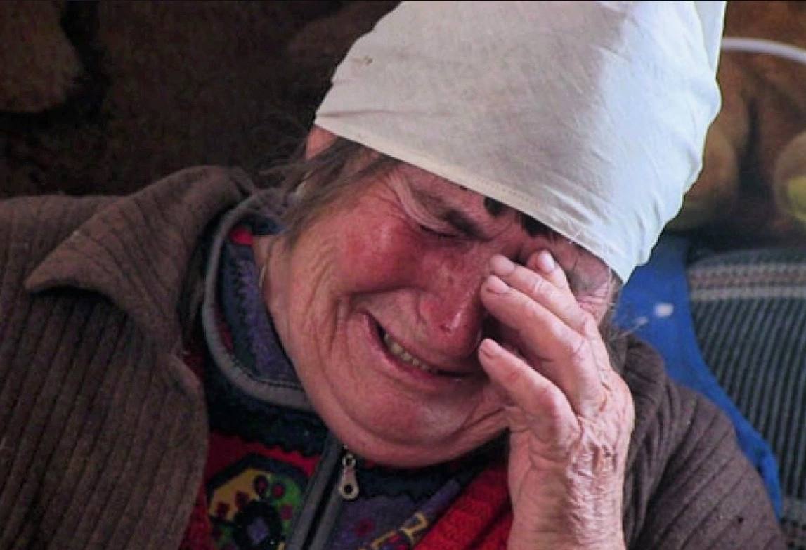 Пенсионерка страдает. Бабушка плачет. Плачущая баба. Плачущая бабушка. Бака плачет.
