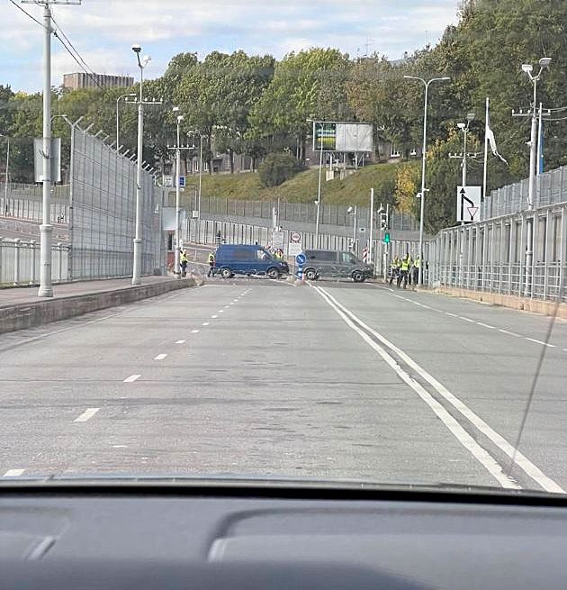 Граница с эстонией в псковской. Границы перекрестка. Нарва погранпереход. Нарва ивангород граница. Ивангород граница с эстонией.