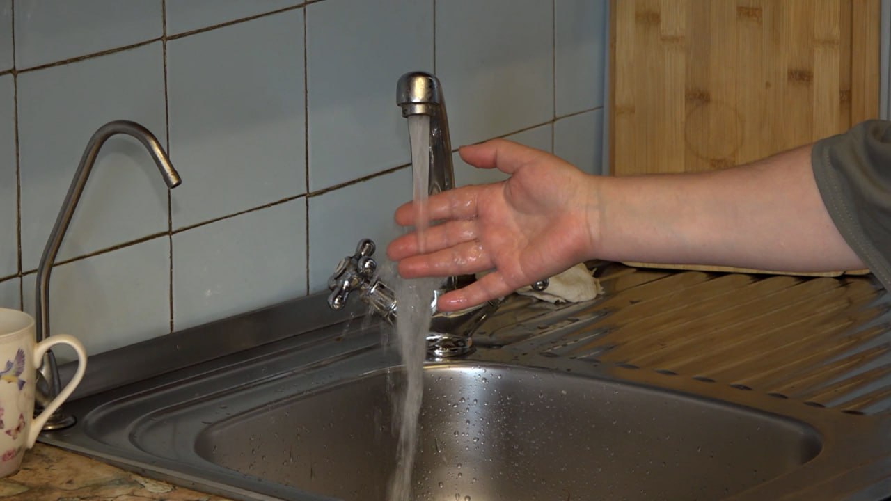Не включена горячая вода. Отключили воду. Отключили горячую воду. Горячий вода отключение горячей.