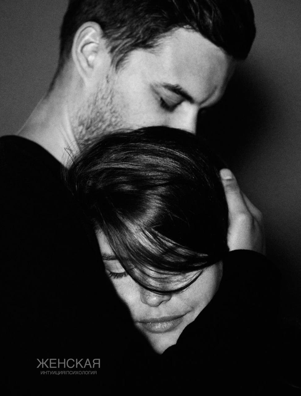 тся. трогательные влюбленные. влюбленная пара черно. картинки влюбленных. фото пары.