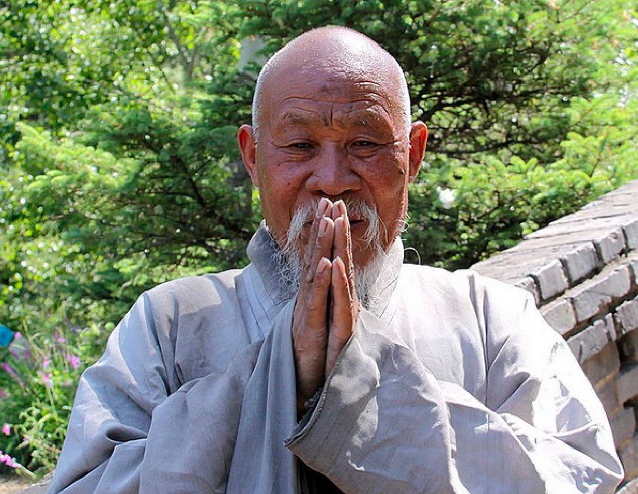 Монах слизь. Китайский монах. Старый китайский манах. Китаец старец. Китаец молится.