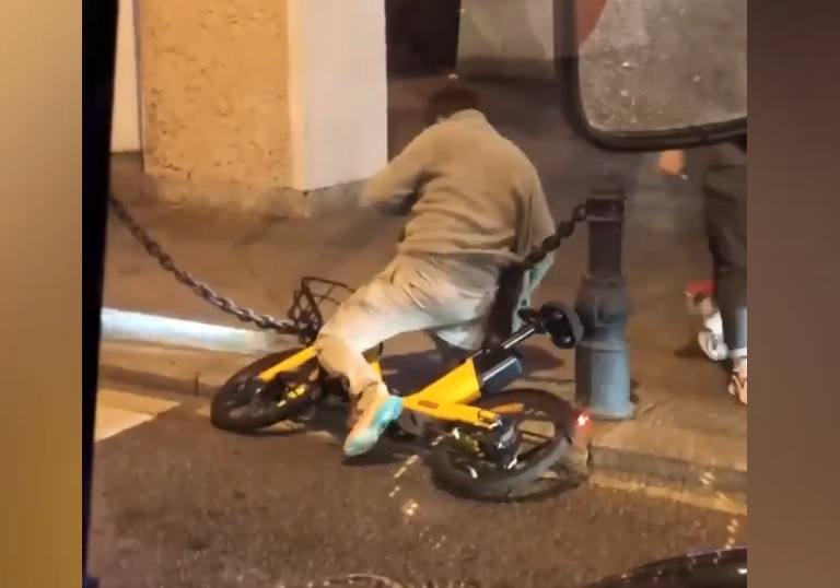 Батюшка на самокате. Памятка езды на электросамокате. Какие штрафы за вождение в самокате в нетрезвом виде. Штраф 30 000. Буклеты про велосипеды и самокаты.