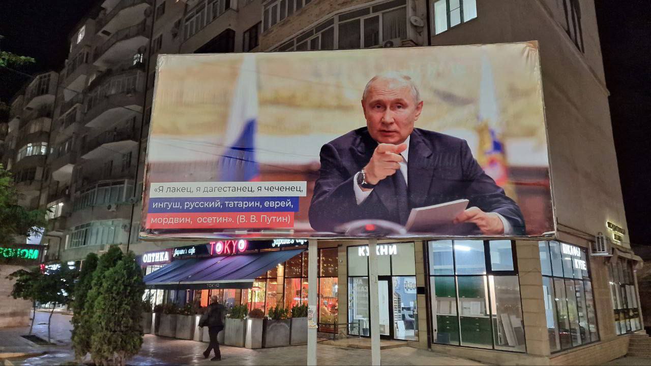 Осторожно татарин. Чеченцы демотиваторы. Я русский татарин лакец. Русский дагестанец. Футболка татарин.