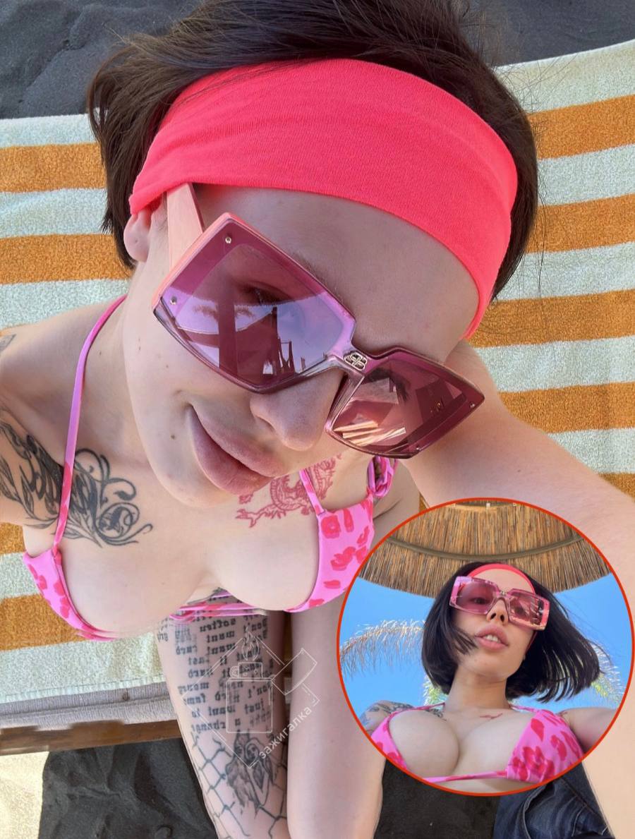 Грудь Инстасамки в бикини