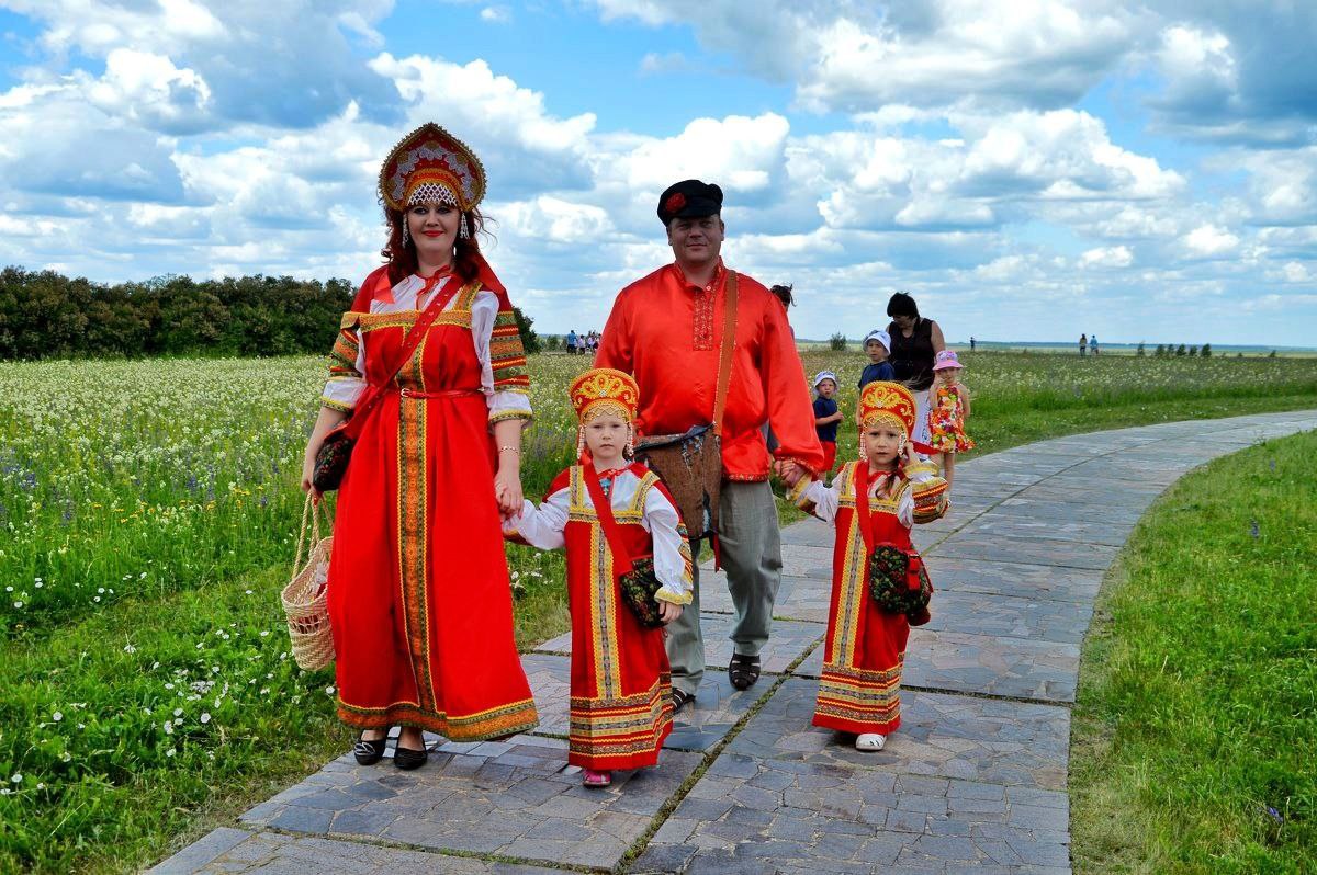 Народы настоящий человек. Фото в народных костюмах на природе. Животные в русских народных костюмах. Русские: тоже русские:.