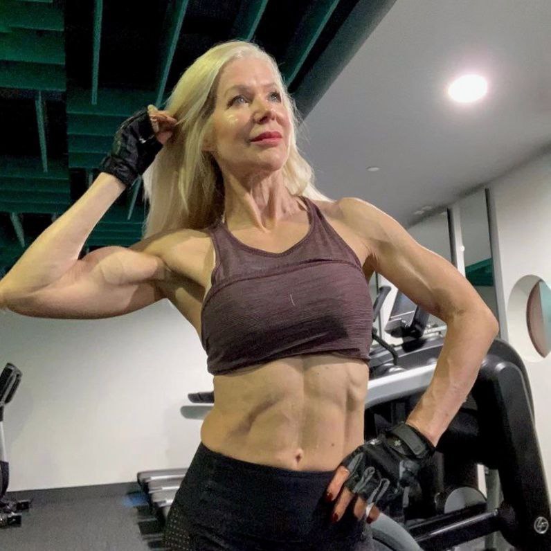 Дающие всем фору. Старушка в спортзале. Она даст фору. Бабушки в отличной форме. Она даст фору.