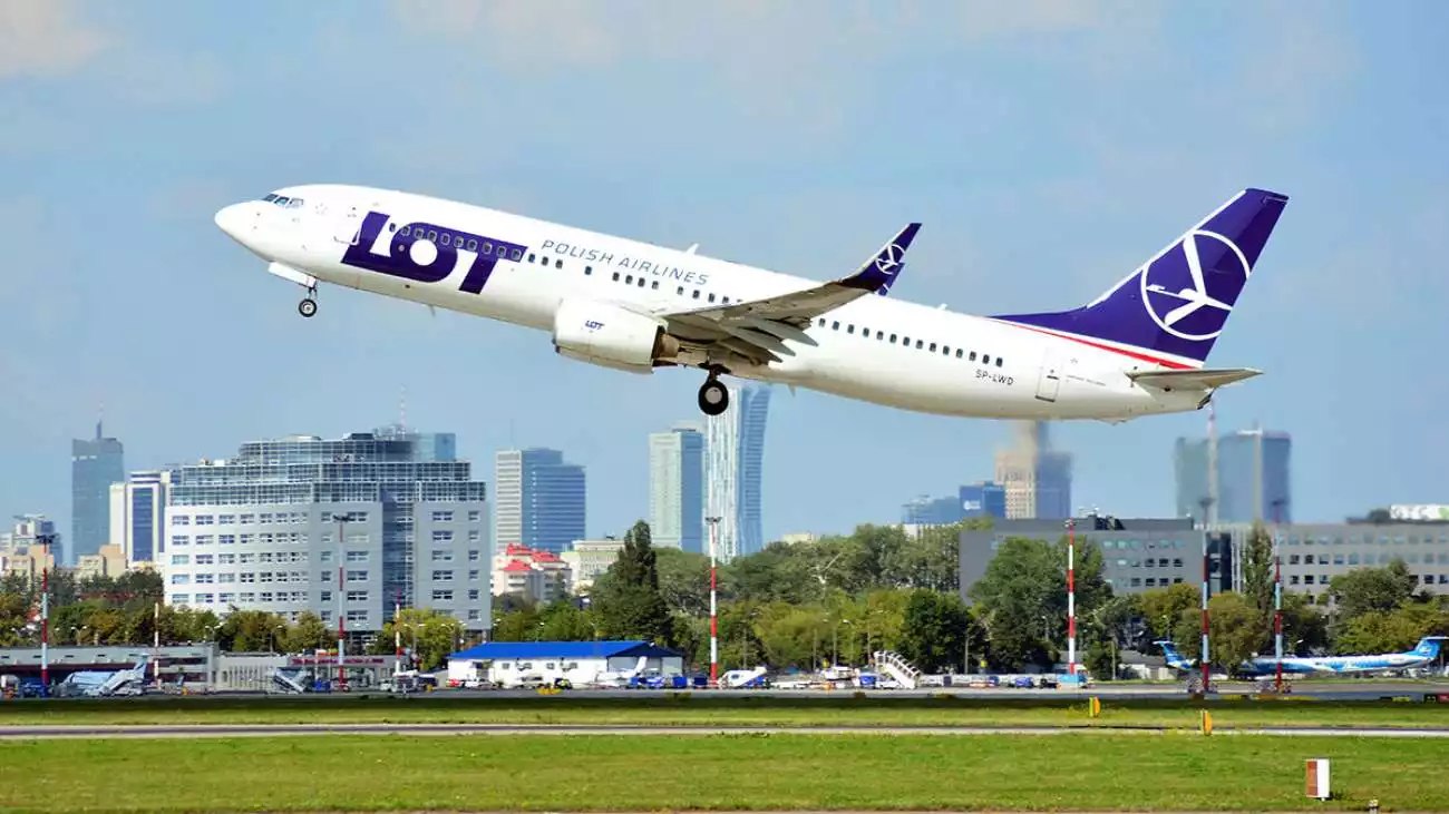 Lot flight. Самолет lot. Lot (авиакомпания). Польские авиалинии. Самолет Варшава.