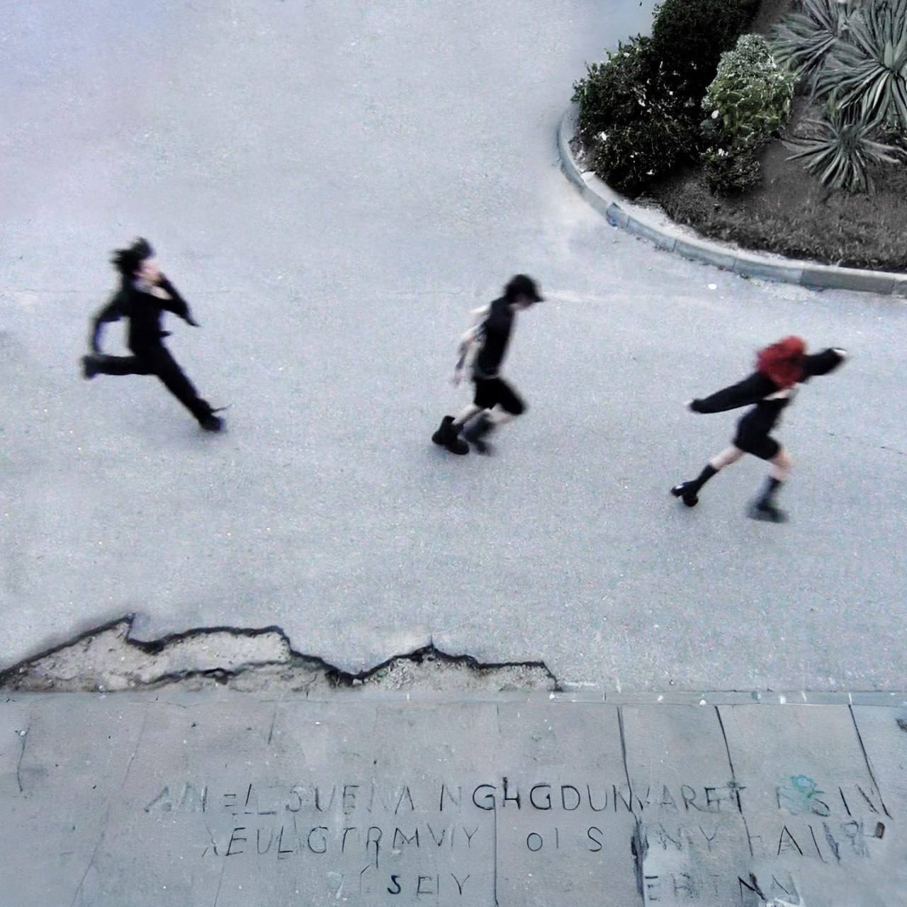 Футболка юность беги со мной. Его беги от меня. Его беги от меня. Футболка юность беги со мной. Гости из будущего беги от меня альбом.