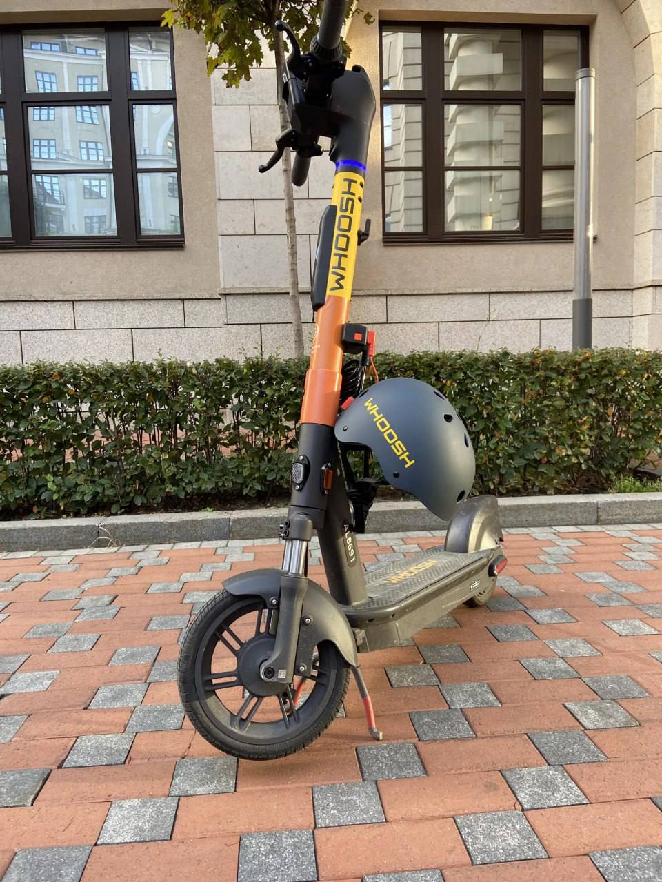 Электросамокаты вуш. Вуш 2023. Парковка для электросамокатов. Шеринг самокатов whoosh. Whoosh самокаты сочи.