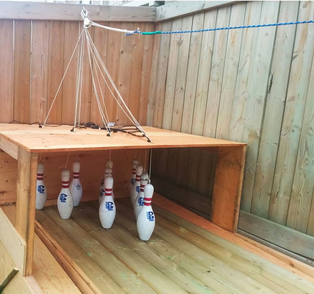 самодельный боулинг. боулинг своими руками. настольный боулинг. спортивные оборудования для боулинга. площадка для боулинга.
